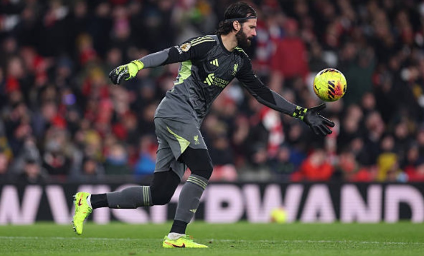 Alisson Becker (7.7 điểm): Thủ thành người Brazil tiếp tục chứng minh giá trị của một chốt chặn đẳng cấp thế giới. Dù hàng thủ phía trên đã làm tốt nhiệm vụ chia cắt các mũi tấn công của Arsenal, Alisson vẫn luôn duy trì sự tập trung cao độ để hóa giải những pha dứt điểm hiếm hoi từ phía đối phương. Sự điềm tĩnh trong các tình huống ra vào giúp các đồng đội phía trên thêm phần tự tin.

Milos Kerkez (7.4 điểm): Một trận đấu rực rỡ của cựu sao Bournemouth bên hành lang cánh trái. Dù gặp đôi chút khó khăn trước tốc độ của Bukayo Saka trong hiệp một, Kerkez đã có màn lột xác mạnh mẽ sau giờ nghỉ. Anh hoàn toàn "bỏ túi" ngôi sao người Anh trong hiệp hai và cho thấy sự trưởng thành vượt bậc về tư duy phòng ngự.

Virgil van Dijk (7.1 điểm): Thủ quân của Liverpool thể hiện vai trò thủ lĩnh tinh thần bằng sự điềm tĩnh lạ lùng. Anh chỉ huy hàng phòng ngự bọc lót cho nhau cực tốt, khiến tiền đạo nguy hiểm nhất bên phía đội chủ nhà là Gyokeres hoàn toàn im tiếng. Khả năng đọc tình huống và không chiến của Van Dijk vẫn là điểm tựa sống còn cho đội bóng vùng Merseyside.

Ibrahima Konate (7.3 điểm): Sau chuỗi trận gặp nhiều sai lầm, trung vệ người Pháp đã đánh dấu sự trở lại đầy mạnh mẽ. Konate sử dụng sức mạnh thể chất để áp đảo hoàn toàn các tiền đạo đối phương trong những pha tranh chấp tay đôi. Tấm thẻ vàng anh phải nhận là hệ quả của lối chơi quyết liệt nhằm ngăn chặn các đợt phản công nhanh của đối thủ.

Conor Bradley (6.9 điểm): Hậu vệ trẻ người Bắc Ireland đã có một ngày thi đấu đầy hăng hái. Anh suýt chút nữa đã tạo nên một siêu phẩm từ cự ly 30 mét nếu bóng không tìm đến đúng xà ngang. Bradley rất tích cực dâng cao hỗ trợ tấn công, tuy nhiên đôi lúc anh vẫn để lộ khoảng trống phía sau để Leandro Trossard khai thác. Trận đấu khép lại không trọn vẹn với anh khi phải rời sân bằng cáng vì chấn thương cuối trận.

Ryan Gravenberch (7.0 điểm): Tiền vệ người Hà Lan lấy lại hình ảnh hào hoa và mạnh mẽ vốn có. Anh đứng vững trước áp lực từ bộ đôi Rice - Zubimendi bên phía đối phương, đồng thời thực hiện nhiều tình huống thoát pressing đẳng cấp để chuyển trạng thái tấn công cho đội nhà.

Alexis Mac Allister (6.6 điểm): Chơi ở vị trí tiền vệ mỏ neo, ngôi sao người Argentina làm tốt vai trò điều tiết và giữ nhịp trận đấu. Dù phải nhận một thẻ vàng sớm, Mac Allister vẫn duy trì được sự khôn ngoan trong các tình huống tranh chấp bóng ở khu trung tuyến, giúp Liverpool không bị lép vế hoàn toàn về thế trận.

Dominik Szoboszlai (6.9 điểm): Hoạt động như một cỗ máy không biết mệt mỏi ở khu vực giữa sân. Szoboszlai chính là người tung ra cú sút phạt hiểm hóc suýt chút nữa đã mang về bàn thắng mở tỉ số. Khả năng gây áp lực tầm cao của anh đóng vai trò then chốt trong việc phá vỡ nhịp độ triển khai bóng của Arsenal.

Cody Gakpo (7.1 điểm): Được bố trí đá lệch trái nhưng Gakpo thường xuyên bó vào trung lộ để tạo ra sự đột biến. Anh tích cực lùi sâu hỗ trợ phòng ngự và là trạm luân chuyển bóng hiệu quả. Sự năng nổ của cầu thủ người Hà Lan khiến hàng thủ Arsenal luôn phải đặt trong tình trạng cảnh giác.

Jeremie Frimpong (6.9 điểm): Tốc độ xé gió của Frimpong mang lại cho Liverpool những phương án phản công trực diện đầy lợi hại. Dù vậy, những quyết định cuối cùng và độ chính xác trong các quả tạt của anh vẫn cần được cải thiện đáng kể nếu muốn tạo ra sự khác biệt rõ rệt hơn trước các đối thủ lớn.

Florian Wirtz (6.6 điểm): Trong một ngày phải đóng vai trò là "số 9 ảo" thay cho Ekitike, bản hợp đồng đắt giá người Đức chưa thể hiện được nhiều. Anh có tình huống ngã trong vòng cấm đầy tranh cãi nhưng trọng tài đã khước từ. Wirtz vẫn cho thấy kỹ thuật cá nhân thượng thừa nhưng sự đơn độc trên hàng công khiến hiệu quả lối chơi của anh bị giảm sút.

Chấm điểm Liverpool theo BongDa.com.vn.