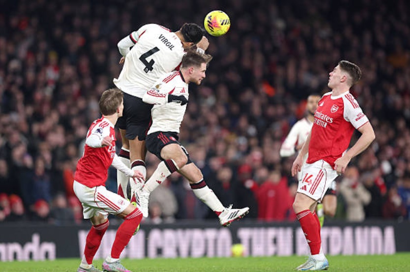 Virgil van Dijk (7.1 điểm): Thủ quân của Liverpool thể hiện vai trò thủ lĩnh tinh thần bằng sự điềm tĩnh lạ lùng. Anh chỉ huy hàng phòng ngự bọc lót cho nhau cực tốt, khiến tiền đạo nguy hiểm nhất bên phía đội chủ nhà là Gyokeres hoàn toàn im tiếng. Khả năng đọc tình huống và không chiến của Van Dijk vẫn là điểm tựa sống còn cho đội bóng vùng Merseyside.

Ibrahima Konate (7.3 điểm): Sau chuỗi trận gặp nhiều sai lầm, trung vệ người Pháp đã đánh dấu sự trở lại đầy mạnh mẽ. Konate sử dụng sức mạnh thể chất để áp đảo hoàn toàn các tiền đạo đối phương trong những pha tranh chấp tay đôi. Tấm thẻ vàng anh phải nhận là hệ quả của lối chơi quyết liệt nhằm ngăn chặn các đợt phản công nhanh của đối thủ.

Conor Bradley (6.9 điểm): Hậu vệ trẻ người Bắc Ireland đã có một ngày thi đấu đầy hăng hái. Anh suýt chút nữa đã tạo nên một siêu phẩm từ cự ly 30 mét nếu bóng không tìm đến đúng xà ngang. Bradley rất tích cực dâng cao hỗ trợ tấn công, tuy nhiên đôi lúc anh vẫn để lộ khoảng trống phía sau để Leandro Trossard khai thác. Trận đấu khép lại không trọn vẹn với anh khi phải rời sân bằng cáng vì chấn thương cuối trận.

Ryan Gravenberch (7.0 điểm): Tiền vệ người Hà Lan lấy lại hình ảnh hào hoa và mạnh mẽ vốn có. Anh đứng vững trước áp lực từ bộ đôi Rice - Zubimendi bên phía đối phương, đồng thời thực hiện nhiều tình huống thoát pressing đẳng cấp để chuyển trạng thái tấn công cho đội nhà.

Alexis Mac Allister (6.6 điểm): Chơi ở vị trí tiền vệ mỏ neo, ngôi sao người Argentina làm tốt vai trò điều tiết và giữ nhịp trận đấu. Dù phải nhận một thẻ vàng sớm, Mac Allister vẫn duy trì được sự khôn ngoan trong các tình huống tranh chấp bóng ở khu trung tuyến, giúp Liverpool không bị lép vế hoàn toàn về thế trận.

Dominik Szoboszlai (6.9 điểm): Hoạt động như một cỗ máy không biết mệt mỏi ở khu vực giữa sân. Szoboszlai chính là người tung ra cú sút phạt hiểm hóc suýt chút nữa đã mang về bàn thắng mở tỉ số. Khả năng gây áp lực tầm cao của anh đóng vai trò then chốt trong việc phá vỡ nhịp độ triển khai bóng của Arsenal.

Cody Gakpo (7.1 điểm): Được bố trí đá lệch trái nhưng Gakpo thường xuyên bó vào trung lộ để tạo ra sự đột biến. Anh tích cực lùi sâu hỗ trợ phòng ngự và là trạm luân chuyển bóng hiệu quả. Sự năng nổ của cầu thủ người Hà Lan khiến hàng thủ Arsenal luôn phải đặt trong tình trạng cảnh giác.

Jeremie Frimpong (6.9 điểm): Tốc độ xé gió của Frimpong mang lại cho Liverpool những phương án phản công trực diện đầy lợi hại. Dù vậy, những quyết định cuối cùng và độ chính xác trong các quả tạt của anh vẫn cần được cải thiện đáng kể nếu muốn tạo ra sự khác biệt rõ rệt hơn trước các đối thủ lớn.

Florian Wirtz (6.6 điểm): Trong một ngày phải đóng vai trò là "số 9 ảo" thay cho Ekitike, bản hợp đồng đắt giá người Đức chưa thể hiện được nhiều. Anh có tình huống ngã trong vòng cấm đầy tranh cãi nhưng trọng tài đã khước từ. Wirtz vẫn cho thấy kỹ thuật cá nhân thượng thừa nhưng sự đơn độc trên hàng công khiến hiệu quả lối chơi của anh bị giảm sút.

Chấm điểm Liverpool theo BongDa.com.vn.