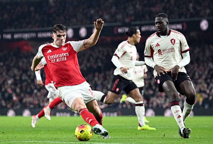 Ibrahima Konate (7.3 điểm): Sau chuỗi trận gặp nhiều sai lầm, trung vệ người Pháp đã đánh dấu sự trở lại đầy mạnh mẽ. Konate sử dụng sức mạnh thể chất để áp đảo hoàn toàn các tiền đạo đối phương trong những pha tranh chấp tay đôi. Tấm thẻ vàng anh phải nhận là hệ quả của lối chơi quyết liệt nhằm ngăn chặn các đợt phản công nhanh của đối thủ.

Conor Bradley (6.9 điểm): Hậu vệ trẻ người Bắc Ireland đã có một ngày thi đấu đầy hăng hái. Anh suýt chút nữa đã tạo nên một siêu phẩm từ cự ly 30 mét nếu bóng không tìm đến đúng xà ngang. Bradley rất tích cực dâng cao hỗ trợ tấn công, tuy nhiên đôi lúc anh vẫn để lộ khoảng trống phía sau để Leandro Trossard khai thác. Trận đấu khép lại không trọn vẹn với anh khi phải rời sân bằng cáng vì chấn thương cuối trận.

Ryan Gravenberch (7.0 điểm): Tiền vệ người Hà Lan lấy lại hình ảnh hào hoa và mạnh mẽ vốn có. Anh đứng vững trước áp lực từ bộ đôi Rice - Zubimendi bên phía đối phương, đồng thời thực hiện nhiều tình huống thoát pressing đẳng cấp để chuyển trạng thái tấn công cho đội nhà.

Alexis Mac Allister (6.6 điểm): Chơi ở vị trí tiền vệ mỏ neo, ngôi sao người Argentina làm tốt vai trò điều tiết và giữ nhịp trận đấu. Dù phải nhận một thẻ vàng sớm, Mac Allister vẫn duy trì được sự khôn ngoan trong các tình huống tranh chấp bóng ở khu trung tuyến, giúp Liverpool không bị lép vế hoàn toàn về thế trận.

Dominik Szoboszlai (6.9 điểm): Hoạt động như một cỗ máy không biết mệt mỏi ở khu vực giữa sân. Szoboszlai chính là người tung ra cú sút phạt hiểm hóc suýt chút nữa đã mang về bàn thắng mở tỉ số. Khả năng gây áp lực tầm cao của anh đóng vai trò then chốt trong việc phá vỡ nhịp độ triển khai bóng của Arsenal.

Cody Gakpo (7.1 điểm): Được bố trí đá lệch trái nhưng Gakpo thường xuyên bó vào trung lộ để tạo ra sự đột biến. Anh tích cực lùi sâu hỗ trợ phòng ngự và là trạm luân chuyển bóng hiệu quả. Sự năng nổ của cầu thủ người Hà Lan khiến hàng thủ Arsenal luôn phải đặt trong tình trạng cảnh giác.

Jeremie Frimpong (6.9 điểm): Tốc độ xé gió của Frimpong mang lại cho Liverpool những phương án phản công trực diện đầy lợi hại. Dù vậy, những quyết định cuối cùng và độ chính xác trong các quả tạt của anh vẫn cần được cải thiện đáng kể nếu muốn tạo ra sự khác biệt rõ rệt hơn trước các đối thủ lớn.

Florian Wirtz (6.6 điểm): Trong một ngày phải đóng vai trò là "số 9 ảo" thay cho Ekitike, bản hợp đồng đắt giá người Đức chưa thể hiện được nhiều. Anh có tình huống ngã trong vòng cấm đầy tranh cãi nhưng trọng tài đã khước từ. Wirtz vẫn cho thấy kỹ thuật cá nhân thượng thừa nhưng sự đơn độc trên hàng công khiến hiệu quả lối chơi của anh bị giảm sút.

Chấm điểm Liverpool theo BongDa.com.vn.