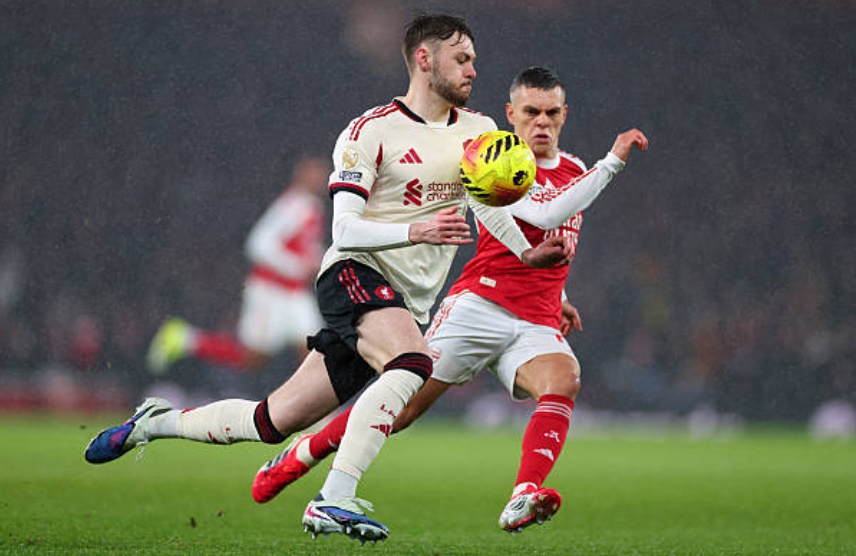 Conor Bradley (6.9 điểm): Hậu vệ trẻ người Bắc Ireland đã có một ngày thi đấu đầy hăng hái. Anh suýt chút nữa đã tạo nên một siêu phẩm từ cự ly 30 mét nếu bóng không tìm đến đúng xà ngang. Bradley rất tích cực dâng cao hỗ trợ tấn công, tuy nhiên đôi lúc anh vẫn để lộ khoảng trống phía sau để Leandro Trossard khai thác. Trận đấu khép lại không trọn vẹn với anh khi phải rời sân bằng cáng vì chấn thương cuối trận.

Ryan Gravenberch (7.0 điểm): Tiền vệ người Hà Lan lấy lại hình ảnh hào hoa và mạnh mẽ vốn có. Anh đứng vững trước áp lực từ bộ đôi Rice - Zubimendi bên phía đối phương, đồng thời thực hiện nhiều tình huống thoát pressing đẳng cấp để chuyển trạng thái tấn công cho đội nhà.

Alexis Mac Allister (6.6 điểm): Chơi ở vị trí tiền vệ mỏ neo, ngôi sao người Argentina làm tốt vai trò điều tiết và giữ nhịp trận đấu. Dù phải nhận một thẻ vàng sớm, Mac Allister vẫn duy trì được sự khôn ngoan trong các tình huống tranh chấp bóng ở khu trung tuyến, giúp Liverpool không bị lép vế hoàn toàn về thế trận.

Dominik Szoboszlai (6.9 điểm): Hoạt động như một cỗ máy không biết mệt mỏi ở khu vực giữa sân. Szoboszlai chính là người tung ra cú sút phạt hiểm hóc suýt chút nữa đã mang về bàn thắng mở tỉ số. Khả năng gây áp lực tầm cao của anh đóng vai trò then chốt trong việc phá vỡ nhịp độ triển khai bóng của Arsenal.

Cody Gakpo (7.1 điểm): Được bố trí đá lệch trái nhưng Gakpo thường xuyên bó vào trung lộ để tạo ra sự đột biến. Anh tích cực lùi sâu hỗ trợ phòng ngự và là trạm luân chuyển bóng hiệu quả. Sự năng nổ của cầu thủ người Hà Lan khiến hàng thủ Arsenal luôn phải đặt trong tình trạng cảnh giác.

Jeremie Frimpong (6.9 điểm): Tốc độ xé gió của Frimpong mang lại cho Liverpool những phương án phản công trực diện đầy lợi hại. Dù vậy, những quyết định cuối cùng và độ chính xác trong các quả tạt của anh vẫn cần được cải thiện đáng kể nếu muốn tạo ra sự khác biệt rõ rệt hơn trước các đối thủ lớn.

Florian Wirtz (6.6 điểm): Trong một ngày phải đóng vai trò là "số 9 ảo" thay cho Ekitike, bản hợp đồng đắt giá người Đức chưa thể hiện được nhiều. Anh có tình huống ngã trong vòng cấm đầy tranh cãi nhưng trọng tài đã khước từ. Wirtz vẫn cho thấy kỹ thuật cá nhân thượng thừa nhưng sự đơn độc trên hàng công khiến hiệu quả lối chơi của anh bị giảm sút.

Chấm điểm Liverpool theo BongDa.com.vn.