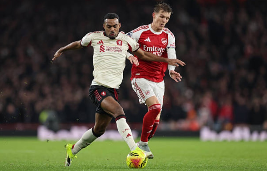 Ryan Gravenberch (7.0 điểm): Tiền vệ người Hà Lan lấy lại hình ảnh hào hoa và mạnh mẽ vốn có. Anh đứng vững trước áp lực từ bộ đôi Rice - Zubimendi bên phía đối phương, đồng thời thực hiện nhiều tình huống thoát pressing đẳng cấp để chuyển trạng thái tấn công cho đội nhà.

Alexis Mac Allister (6.6 điểm): Chơi ở vị trí tiền vệ mỏ neo, ngôi sao người Argentina làm tốt vai trò điều tiết và giữ nhịp trận đấu. Dù phải nhận một thẻ vàng sớm, Mac Allister vẫn duy trì được sự khôn ngoan trong các tình huống tranh chấp bóng ở khu trung tuyến, giúp Liverpool không bị lép vế hoàn toàn về thế trận.

Dominik Szoboszlai (6.9 điểm): Hoạt động như một cỗ máy không biết mệt mỏi ở khu vực giữa sân. Szoboszlai chính là người tung ra cú sút phạt hiểm hóc suýt chút nữa đã mang về bàn thắng mở tỉ số. Khả năng gây áp lực tầm cao của anh đóng vai trò then chốt trong việc phá vỡ nhịp độ triển khai bóng của Arsenal.

Cody Gakpo (7.1 điểm): Được bố trí đá lệch trái nhưng Gakpo thường xuyên bó vào trung lộ để tạo ra sự đột biến. Anh tích cực lùi sâu hỗ trợ phòng ngự và là trạm luân chuyển bóng hiệu quả. Sự năng nổ của cầu thủ người Hà Lan khiến hàng thủ Arsenal luôn phải đặt trong tình trạng cảnh giác.

Jeremie Frimpong (6.9 điểm): Tốc độ xé gió của Frimpong mang lại cho Liverpool những phương án phản công trực diện đầy lợi hại. Dù vậy, những quyết định cuối cùng và độ chính xác trong các quả tạt của anh vẫn cần được cải thiện đáng kể nếu muốn tạo ra sự khác biệt rõ rệt hơn trước các đối thủ lớn.

Florian Wirtz (6.6 điểm): Trong một ngày phải đóng vai trò là "số 9 ảo" thay cho Ekitike, bản hợp đồng đắt giá người Đức chưa thể hiện được nhiều. Anh có tình huống ngã trong vòng cấm đầy tranh cãi nhưng trọng tài đã khước từ. Wirtz vẫn cho thấy kỹ thuật cá nhân thượng thừa nhưng sự đơn độc trên hàng công khiến hiệu quả lối chơi của anh bị giảm sút.

Chấm điểm Liverpool theo BongDa.com.vn.