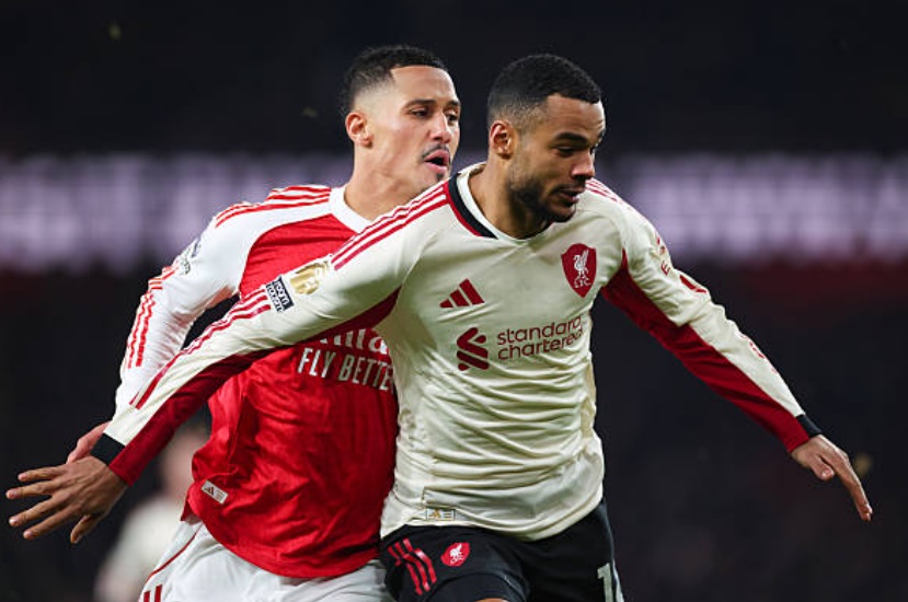 Cody Gakpo (7.1 điểm): Được bố trí đá lệch trái nhưng Gakpo thường xuyên bó vào trung lộ để tạo ra sự đột biến. Anh tích cực lùi sâu hỗ trợ phòng ngự và là trạm luân chuyển bóng hiệu quả. Sự năng nổ của cầu thủ người Hà Lan khiến hàng thủ Arsenal luôn phải đặt trong tình trạng cảnh giác.

Jeremie Frimpong (6.9 điểm): Tốc độ xé gió của Frimpong mang lại cho Liverpool những phương án phản công trực diện đầy lợi hại. Dù vậy, những quyết định cuối cùng và độ chính xác trong các quả tạt của anh vẫn cần được cải thiện đáng kể nếu muốn tạo ra sự khác biệt rõ rệt hơn trước các đối thủ lớn.

Florian Wirtz (6.6 điểm): Trong một ngày phải đóng vai trò là "số 9 ảo" thay cho Ekitike, bản hợp đồng đắt giá người Đức chưa thể hiện được nhiều. Anh có tình huống ngã trong vòng cấm đầy tranh cãi nhưng trọng tài đã khước từ. Wirtz vẫn cho thấy kỹ thuật cá nhân thượng thừa nhưng sự đơn độc trên hàng công khiến hiệu quả lối chơi của anh bị giảm sút.

Chấm điểm Liverpool theo BongDa.com.vn.