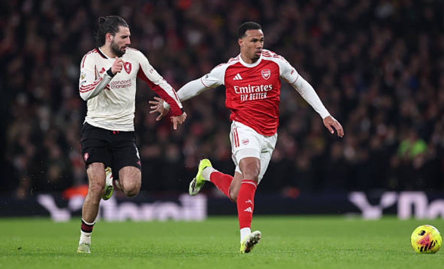 Dominik Szoboszlai (6.9 điểm): Hoạt động như một cỗ máy không biết mệt mỏi ở khu vực giữa sân. Szoboszlai chính là người tung ra cú sút phạt hiểm hóc suýt chút nữa đã mang về bàn thắng mở tỉ số. Khả năng gây áp lực tầm cao của anh đóng vai trò then chốt trong việc phá vỡ nhịp độ triển khai bóng của Arsenal.

Cody Gakpo (7.1 điểm): Được bố trí đá lệch trái nhưng Gakpo thường xuyên bó vào trung lộ để tạo ra sự đột biến. Anh tích cực lùi sâu hỗ trợ phòng ngự và là trạm luân chuyển bóng hiệu quả. Sự năng nổ của cầu thủ người Hà Lan khiến hàng thủ Arsenal luôn phải đặt trong tình trạng cảnh giác.

Jeremie Frimpong (6.9 điểm): Tốc độ xé gió của Frimpong mang lại cho Liverpool những phương án phản công trực diện đầy lợi hại. Dù vậy, những quyết định cuối cùng và độ chính xác trong các quả tạt của anh vẫn cần được cải thiện đáng kể nếu muốn tạo ra sự khác biệt rõ rệt hơn trước các đối thủ lớn.

Florian Wirtz (6.6 điểm): Trong một ngày phải đóng vai trò là "số 9 ảo" thay cho Ekitike, bản hợp đồng đắt giá người Đức chưa thể hiện được nhiều. Anh có tình huống ngã trong vòng cấm đầy tranh cãi nhưng trọng tài đã khước từ. Wirtz vẫn cho thấy kỹ thuật cá nhân thượng thừa nhưng sự đơn độc trên hàng công khiến hiệu quả lối chơi của anh bị giảm sút.

Chấm điểm Liverpool theo BongDa.com.vn.