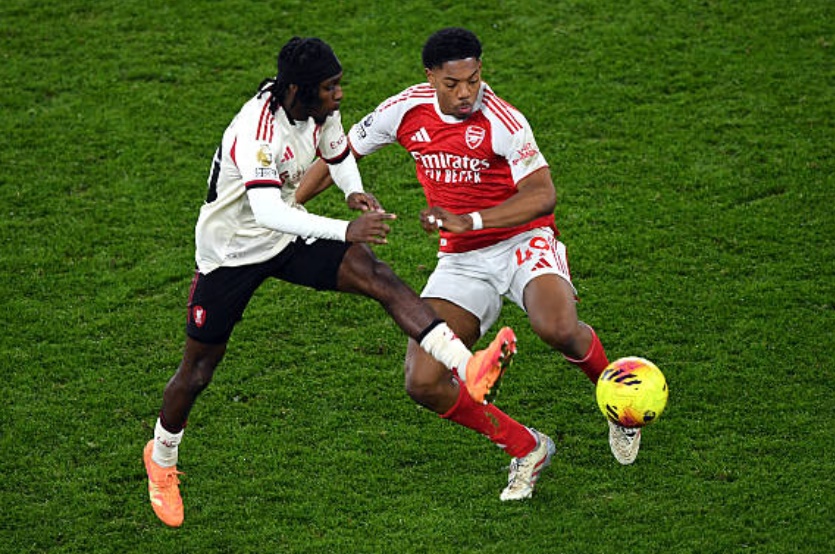 Jeremie Frimpong (6.9 điểm): Tốc độ xé gió của Frimpong mang lại cho Liverpool những phương án phản công trực diện đầy lợi hại. Dù vậy, những quyết định cuối cùng và độ chính xác trong các quả tạt của anh vẫn cần được cải thiện đáng kể nếu muốn tạo ra sự khác biệt rõ rệt hơn trước các đối thủ lớn.

Florian Wirtz (6.6 điểm): Trong một ngày phải đóng vai trò là "số 9 ảo" thay cho Ekitike, bản hợp đồng đắt giá người Đức chưa thể hiện được nhiều. Anh có tình huống ngã trong vòng cấm đầy tranh cãi nhưng trọng tài đã khước từ. Wirtz vẫn cho thấy kỹ thuật cá nhân thượng thừa nhưng sự đơn độc trên hàng công khiến hiệu quả lối chơi của anh bị giảm sút.

Chấm điểm Liverpool theo BongDa.com.vn.