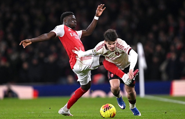 Kerkez c&oacute; 90 ph&uacute;t kh&oacute;a chặt Saka