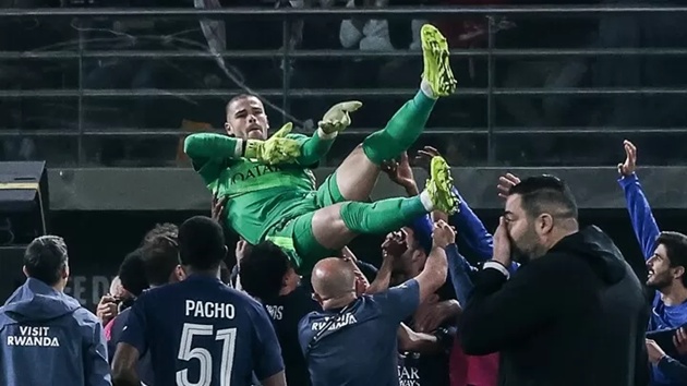 Toàn đội tung hô thủ thành người Pháp