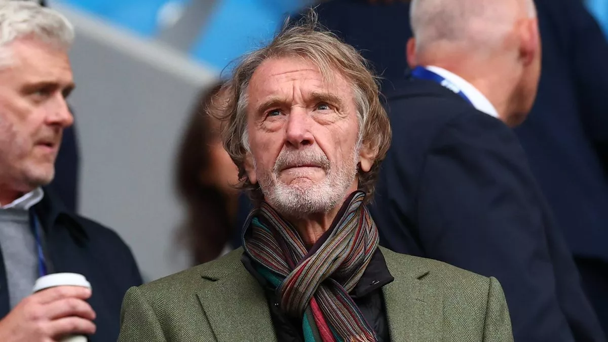 Khi kỷ nguyên Sir Jim Ratcliffe va chạm với văn hóa Manchester.