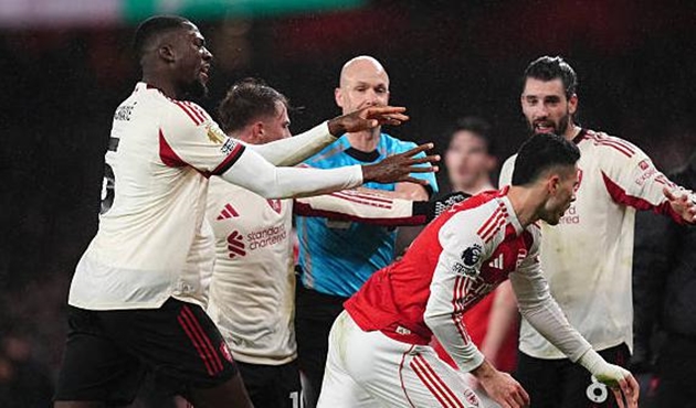 Gabriel Martinelli dính lùm xùm với Conor Bradley sau trận đấu giữa Arsenal và Liverpool.