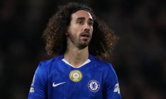 Cucurella ngồi ngoài bởi án treo giò.