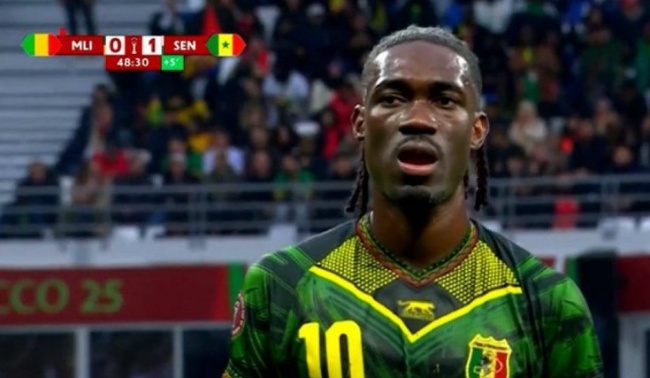 Yves Bissouma nhận thẻ đỏ tai hại.