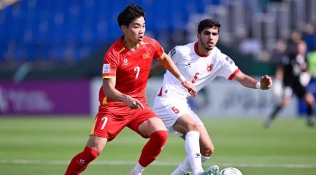 Đình Bắc chỉ vào sân từ ghế dự bị trước U23 Kyrgyzstan.
