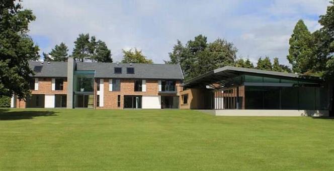 Solskjaer vẫn còn ngôi nhà ở Anh.