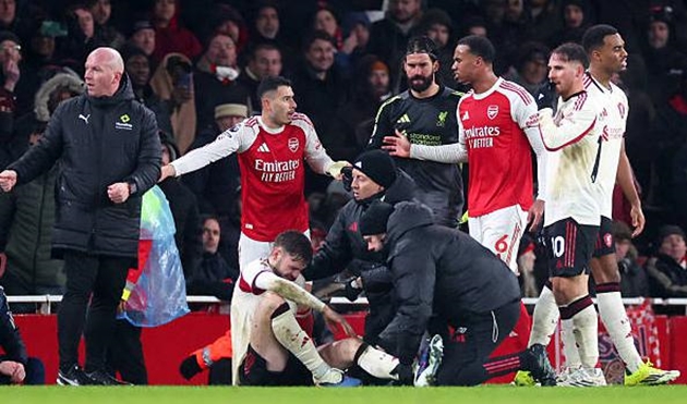 Gabriel Martinelli để lại h&agrave;nh động xấu x&iacute; với Conor Bradley