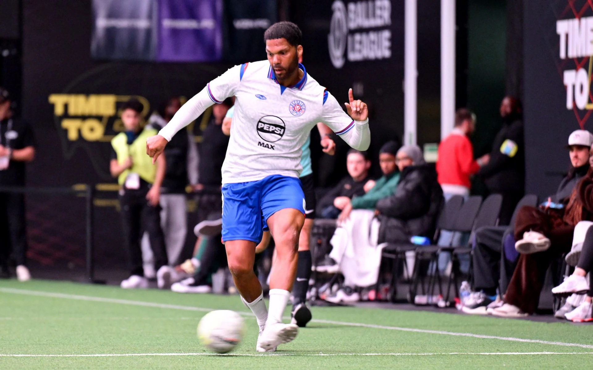 Cựu hậu vệ đội tuyển Anh Joleon Lescott tham gia trận đấu Baller League tại Copperbox Arena ở London.