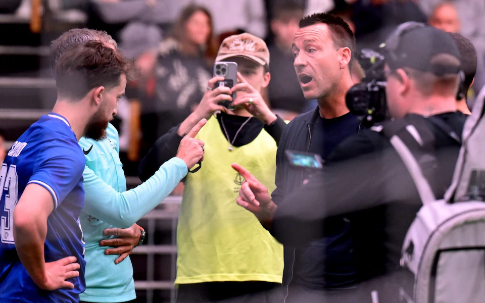 John Terrytranh luận gay gắt với trọng tài Mark Clattenburg và Miniminte trong khi nội dung được ghi lại để đăng tải lên TikTok.