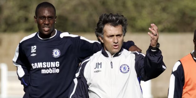 M&acirc;u thuẫn nội bộ khiến Mourinho dứt &aacute;o ra đi gia nhập Inter Milan.