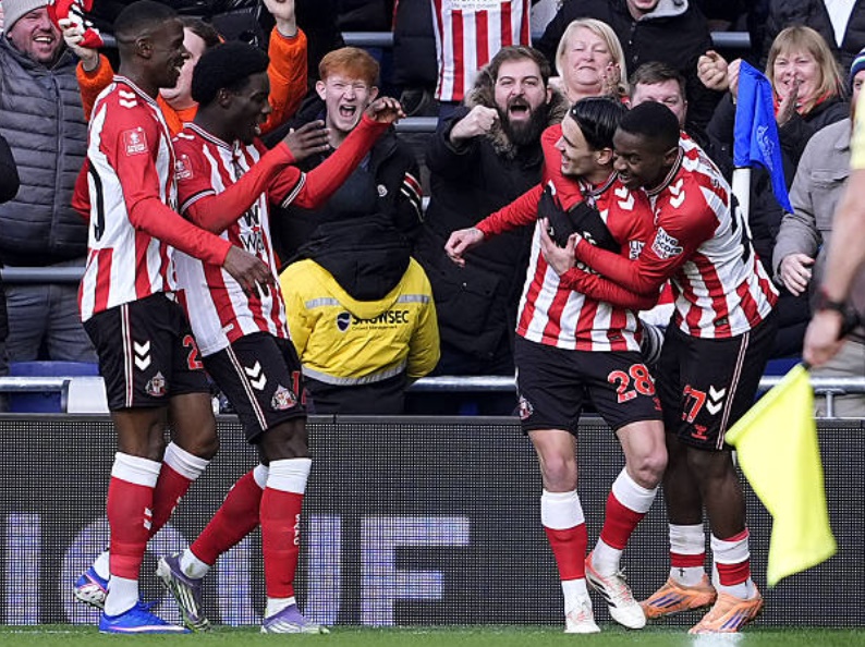 Sunderland là đội mở điểm trước.