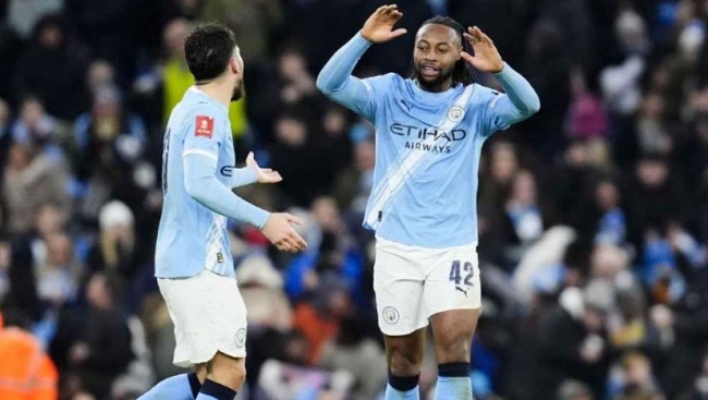 Semenyo tỏa s&aacute;ng ở trận đấu ra mắt Man City.