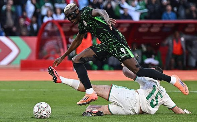 Victor Osimhen gây ra nhiều khó khăn cho hàng phòng ngự Algeria.
