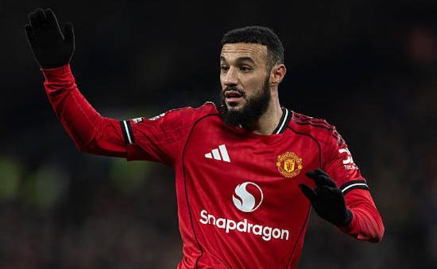 Noussair Mazraoui nằm trong tầm ngắm của Manchester United.