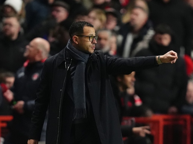 HLV Liam Rosenior áp dụng sơ đồ biến ảo, linh hoạt.