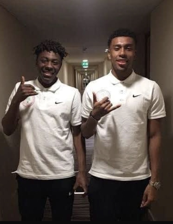 Eze (tr&aacute;i) từng c&oacute; cơ hội trở th&agrave;nh đồng đội của Iwobi (phải ) trong m&agrave;u &aacute;o Nigeria