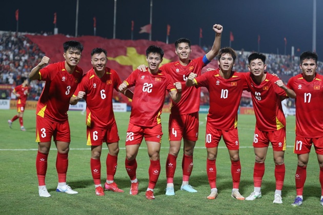 CĐV Th&aacute;i Lan cho rằng c&aacute;c cầu thủ đội nh&agrave; n&ecirc;n học hỏi bản lĩnh thi đấu của U23 Việt Nam. Ảnh: VFF
