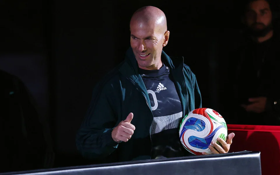 Huyền thoại Zidane b&ecirc;n cạnh tr&aacute;i b&oacute;ng 