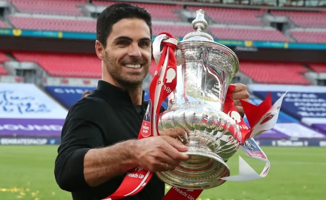 Arteta bên cạnh danh hiệu FA Cup.