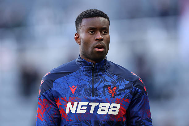 Cả Arsenal lẫn Manchester City đều sở hữu nhiều trung vệ xuất sắc, điều sẽ khiến Marc Guehi gặp khó nếu muốn đảm bảo suất đá chính.