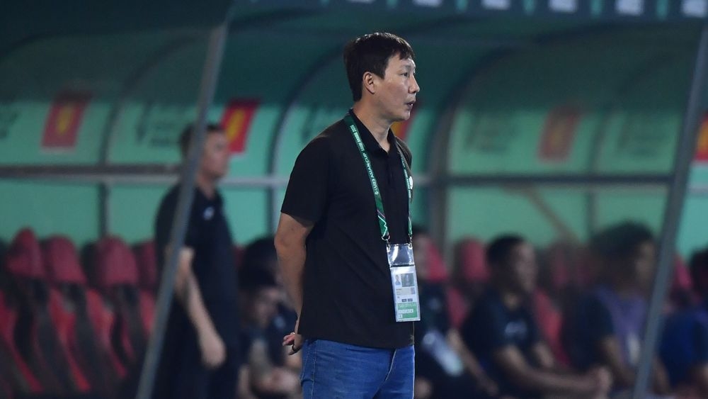 HLV Kim Sang-sik được khuy&ecirc;n n&ecirc;n xoay tua đội h&igrave;nh.
