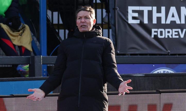 Glasner kh&ocirc;ng thể h&agrave;i l&ograve;ng với c&aacute;c học tr&ograve;.