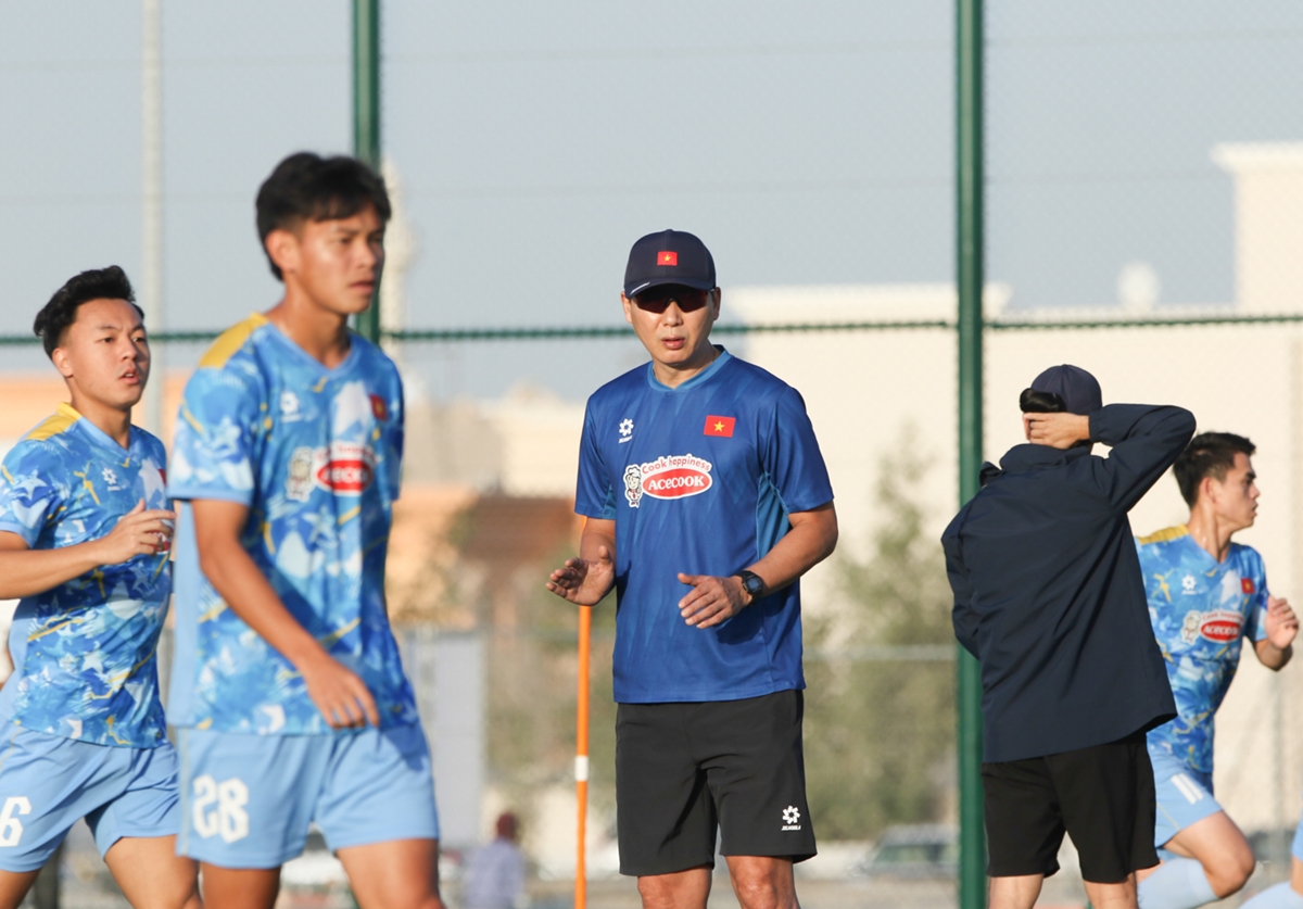 Thầy tr&ograve; HLV Kim Sang Sik đối mặt kịch bản kh&oacute; trước chủ nh&agrave;. Ảnh: VFF.