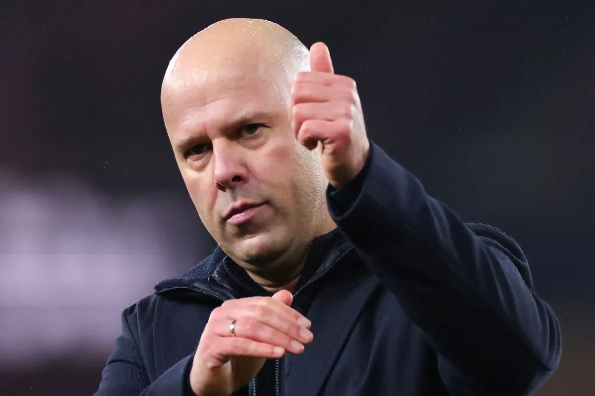 HLV Arne Slot x&aacute;c nhận tung nhiều trụ cột đấu Barnsley.