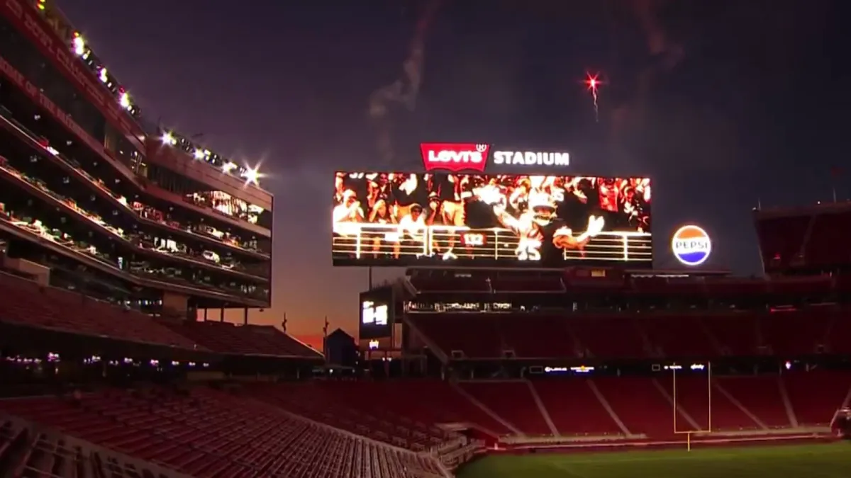 Hệ thống đèn LED và màn chiếu hiện đại của sân vận động