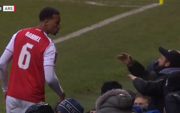 Ảnh bài viết Gabriel nổi đóa khi bị CĐV Portsmouth động chạm