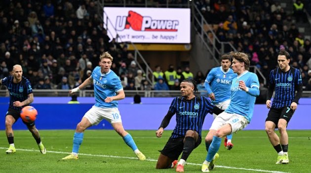 McTominay ch&oacute;i s&aacute;ng trong trận h&ograve;a của Napoli.