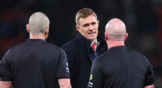 Fletcher nhận thẻ vàng vì lỗi phản ứng.