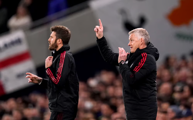 Carrick được cho rằng đang vượt mặt Solskjaer trong việc dẫn dắt Man Utd.