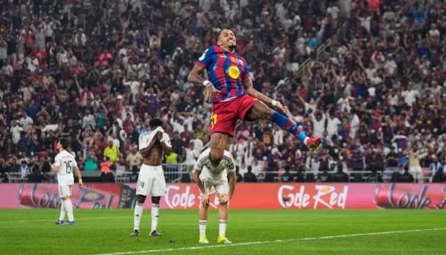 Raphinha khiến hàng thủ Real chết lặng.