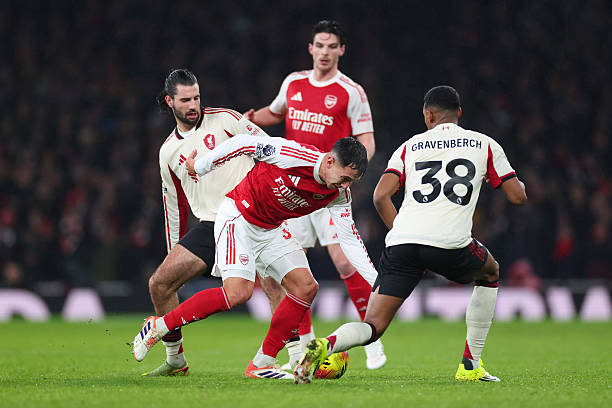 Liverpool hiện đang thua k&eacute;m Arsenal đến 14 điểm tr&ecirc;n BXH.