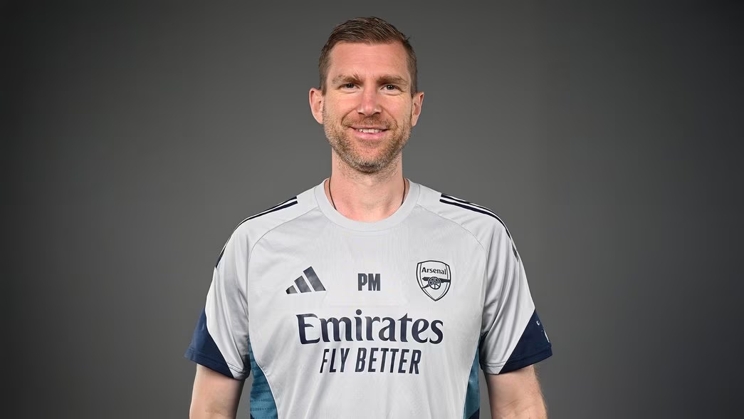 Per Mertesacker chia tay vai tr&ograve; Gi&aacute;m đốc Học viện Arsenal v&agrave;o cuối m&ugrave;a giải.