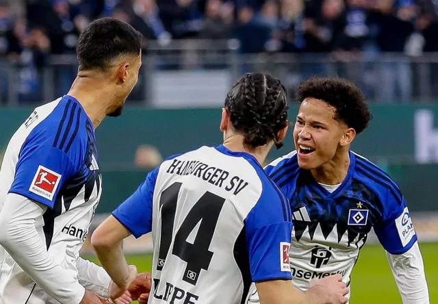 Hamburger c&oacute; điểm tựa s&acirc;n nh&agrave;.