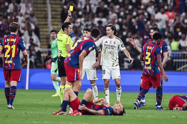 Real lại bại trận trước Barcelona. 