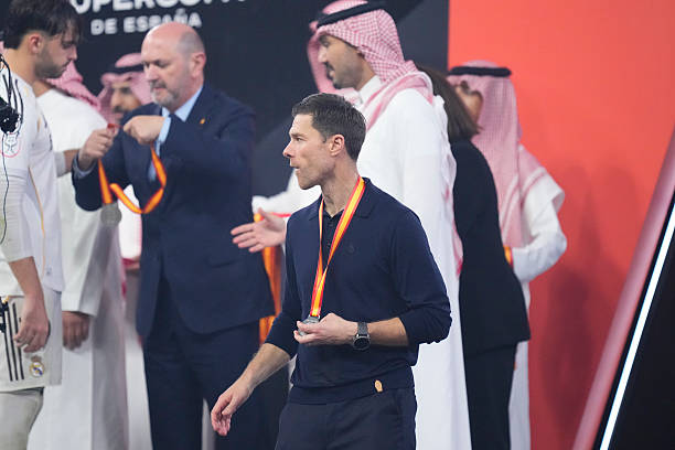 Alonso rời ghế n&oacute;ng một c&aacute;ch ch&oacute;ng v&aacute;nh.