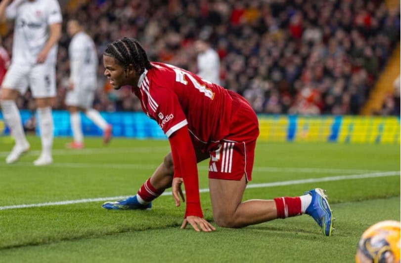 Ngumoha gặp một vấn đề v&agrave; được cho ra nghỉ.