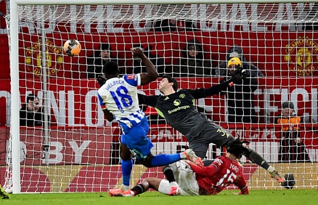 Ảnh bài viết Welbeck thăng hoa là cái tát vào thương vụ Zirkzee