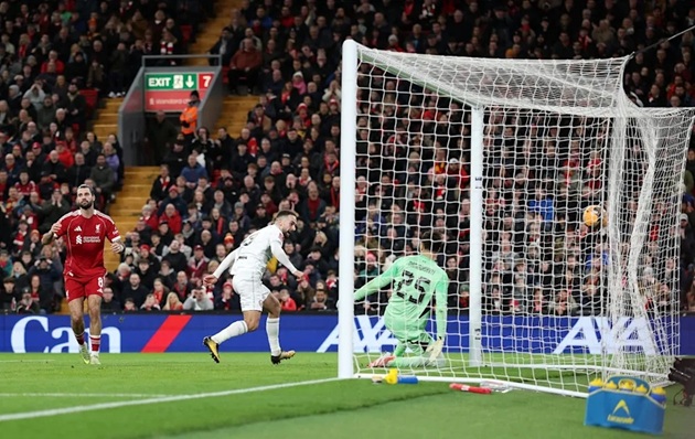 Anh gần như biếu bàn thắng cho đối thủ.