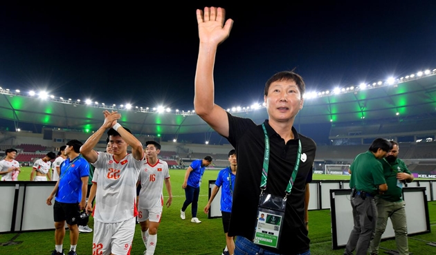 Liệu thầy tr&ograve; HLV Kim Sang-sik c&oacute; tiếp tục l&agrave;m n&ecirc;n kỳ t&iacute;ch? 