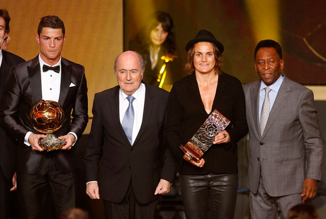 &Aacute;p lực tạo n&ecirc;n huyền thoại